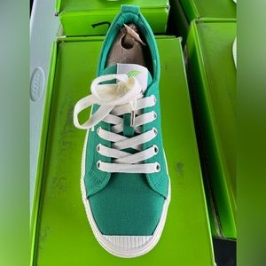 Unisex sneakers size 8 in green